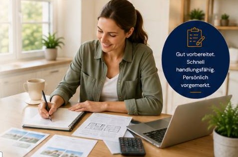 Unterlagen und Stift auf einem Tisch zur Vorbereitung eines Immobilienmodells.